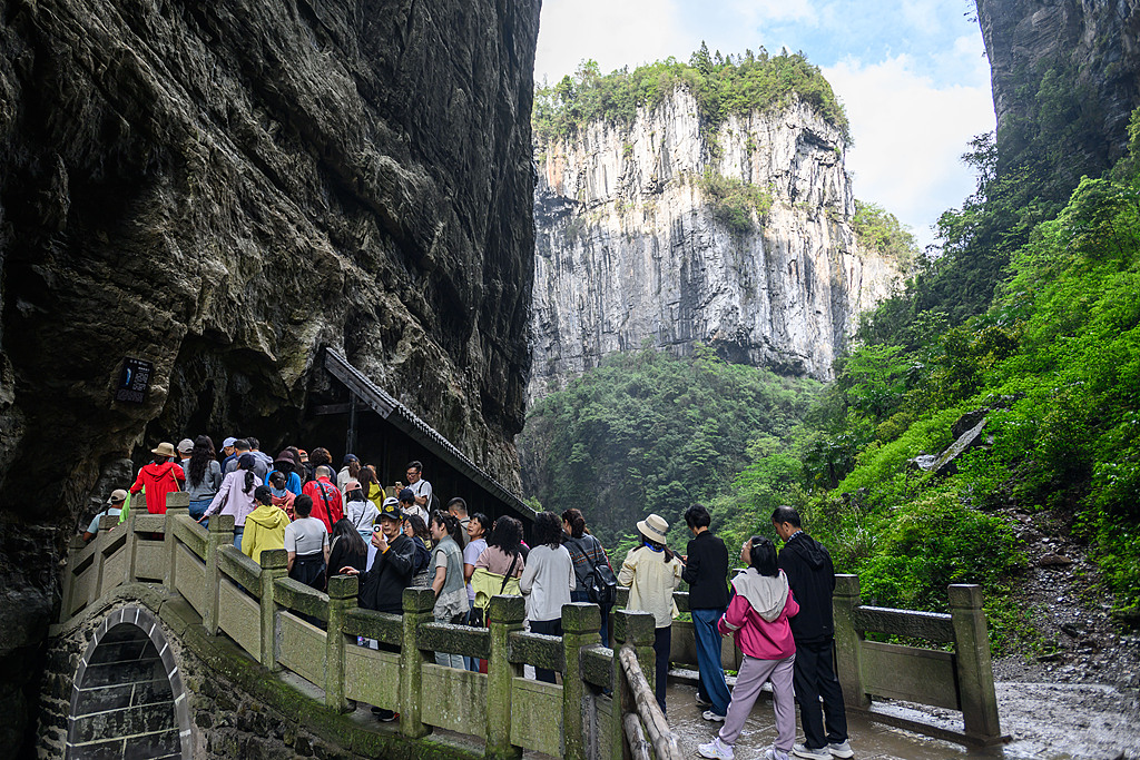 ChinaDaily's tweet image. #ChinaCanvas Visitors flock to the Three Natural Bridges in #Chongqing's Wulong Karst National Geology Park. 📸 Composed of three massive natural stone arches, the site is a typical example of karst topography, forming a breathtaking geological wonder. ⛰️✨ #naturelovers