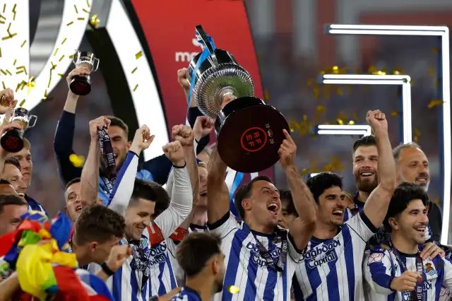 andoniotxo_'s tweet photo. Sigo en shock.

Han sido 120’ de pura agonía, no sirvo para estos partidos. No puedo ni animar para liberar tensión, tengo un nudo en el estómago constante y solo soy capaz de ampararme en lo más sacro y rezar.

Pero siempre va a merecer la pena por ti, Real. Gloria eterna 🥹 https://t.co/jAxlOaF3dD