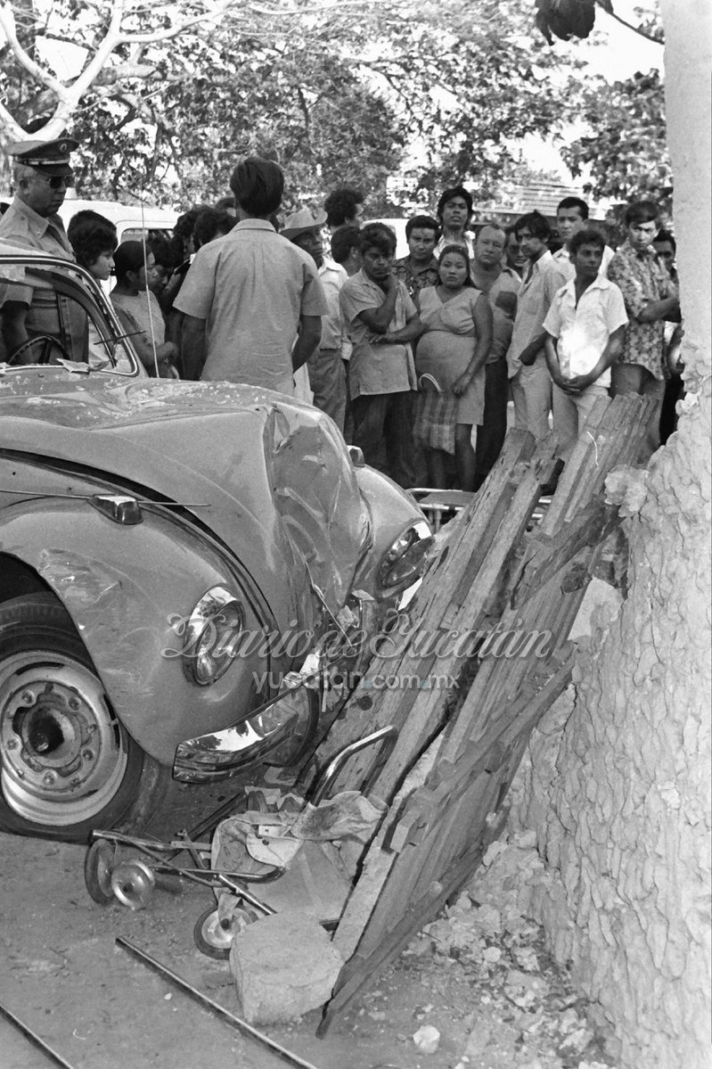 DiariodeYucatan's tweet image. #MÉRIDA | La Semana Hace 50 Años: MORTAL ACCIDENTE 🚨
📰 Publicado el martes 13 de abril de 1976 en nuestra edición impresa:

ACCIDENTE.— Trágico accidente de tránsito se registró ayer alrededor de las cuatro de la tarde en el cruzamiento de las calles 86 (avenida Juárez) y 47,