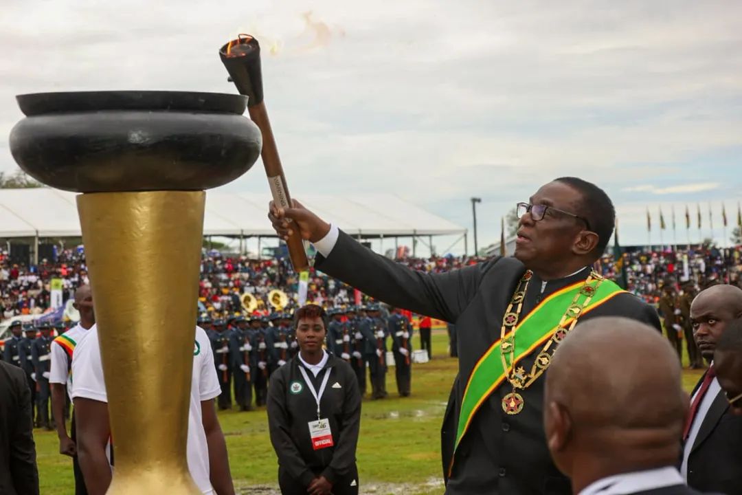SimangalisoDub5's tweet image. @edmnangagwa yesterday lit the Independence Flame at Maphisa Stadium, symbolising unity, resilience, and national pride as #Zimbabwe marks its 46th Independence Day. A powerful moment reflecting the nation’s journey and aspirations for the future #IndependenceDay #Zimbabwe