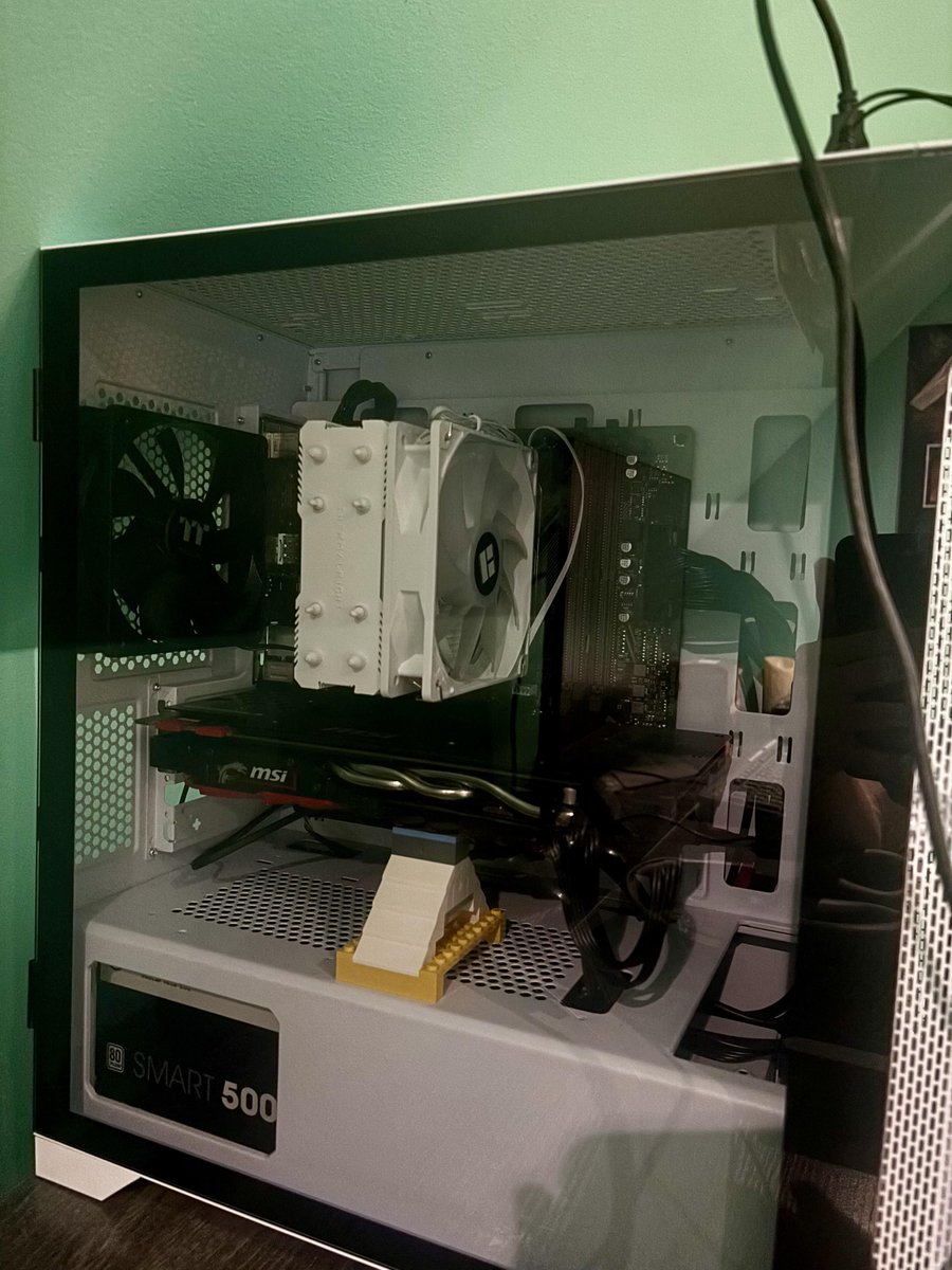 AmyTownsen65363's tweet image. Got it all put together and now I just need the ram and she’ll be complete!
#CustomPC