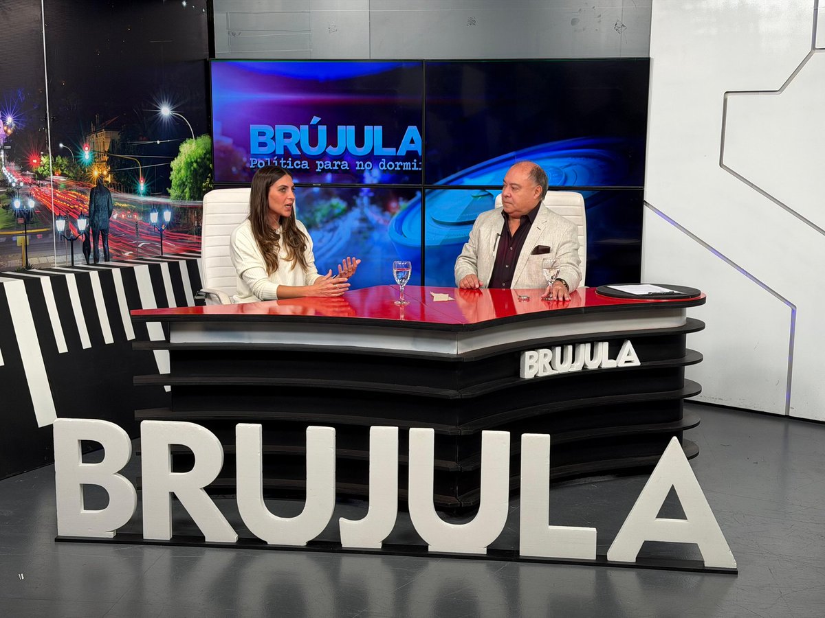 CalvoJorgecalvo's tweet image. #BRUJULA🎥📸
@PauBenavidesok 

El gobernador @GustavoSaenzOK tiene una apertura permanente al dialogo, y esto lo ha mostrado también a nivel nacional, donde se atravesó distintos gobiernos y con todos ha mantenido un buen vinculo para seguir trabajando por nuestra provincia.