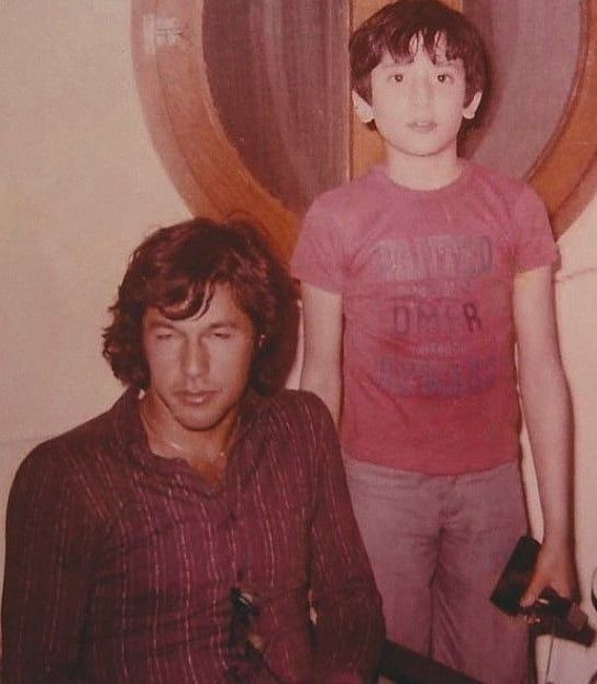 یہ کون ہے خان صاحب کے ساتھ...