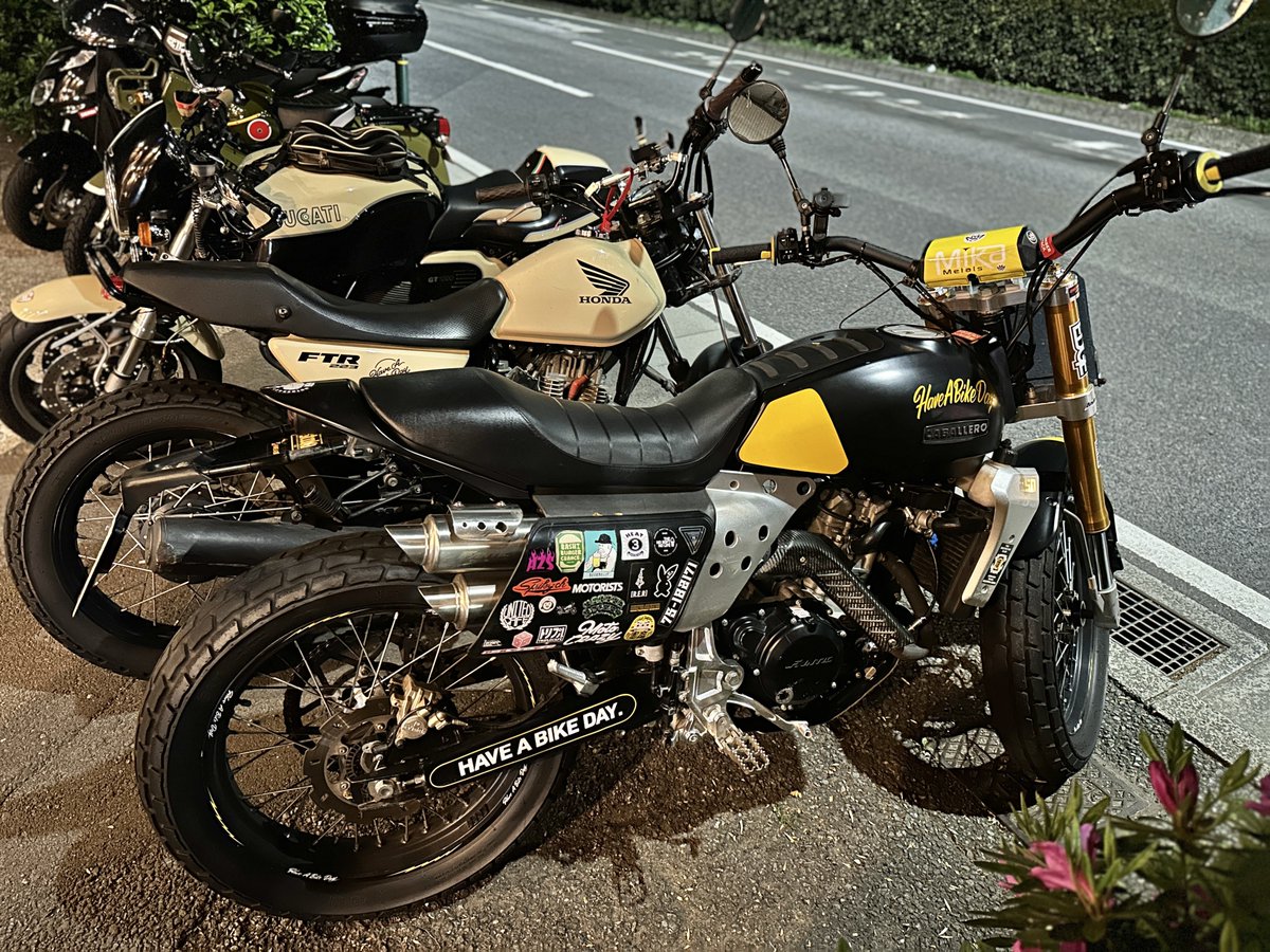 nobtree's tweet image. 昨日は地元の友達の息子が大学生になりFTR223を持って上京してきたので、トラッカー同士でとりあえず近所を案内したりなど。
若い世代のバイク乗りに安心して楽しんでもらって、それを見た同世代の友達が「お、バイク楽しそうだな乗ってみようかな」となると良いなぁ。
#HaveABikeDay.