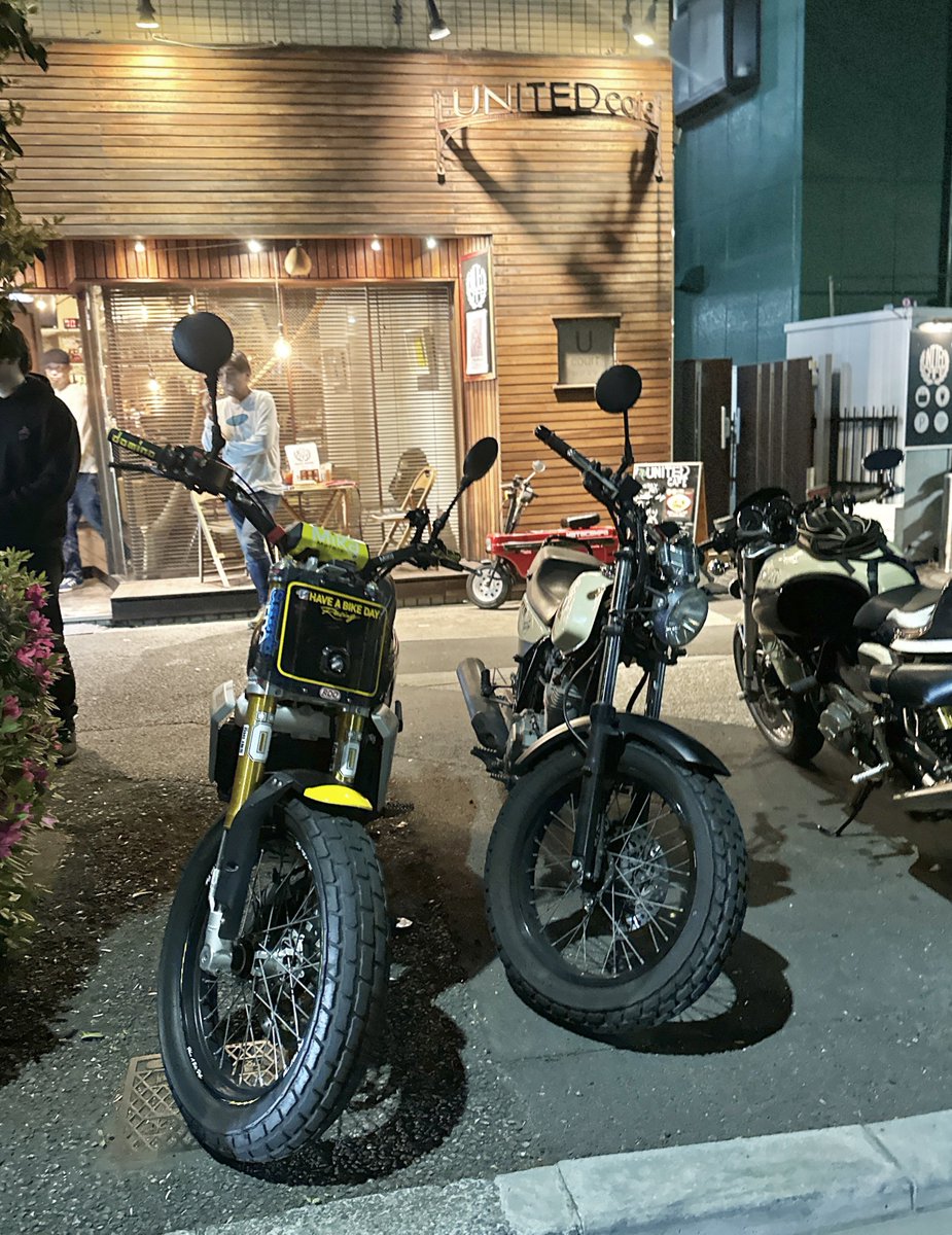 nobtree's tweet image. 昨日は地元の友達の息子が大学生になりFTR223を持って上京してきたので、トラッカー同士でとりあえず近所を案内したりなど。
若い世代のバイク乗りに安心して楽しんでもらって、それを見た同世代の友達が「お、バイク楽しそうだな乗ってみようかな」となると良いなぁ。
#HaveABikeDay.