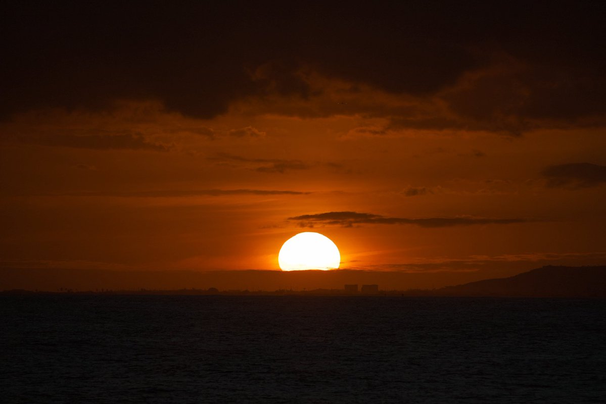 Kainoa808Strong's tweet image. #Canon T1i Canon 55-250mm STM #Sunset #Honolulu #Hawaii