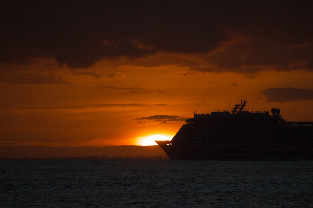 Kainoa808Strong's tweet image. #Canon T1i Canon 55-250mm STM #Sunset #Honolulu #Hawaii