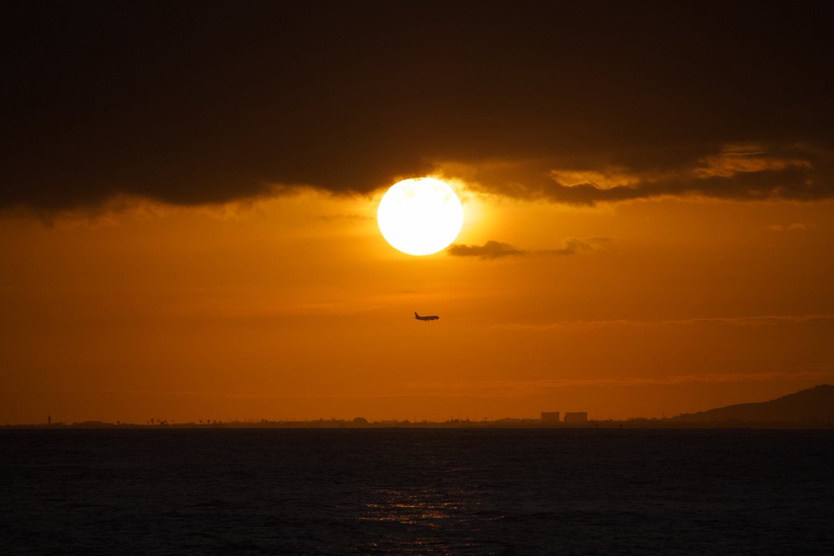 Kainoa808Strong's tweet image. #Canon T1i Canon 55-250mm STM #Sunset #Honolulu #Hawaii