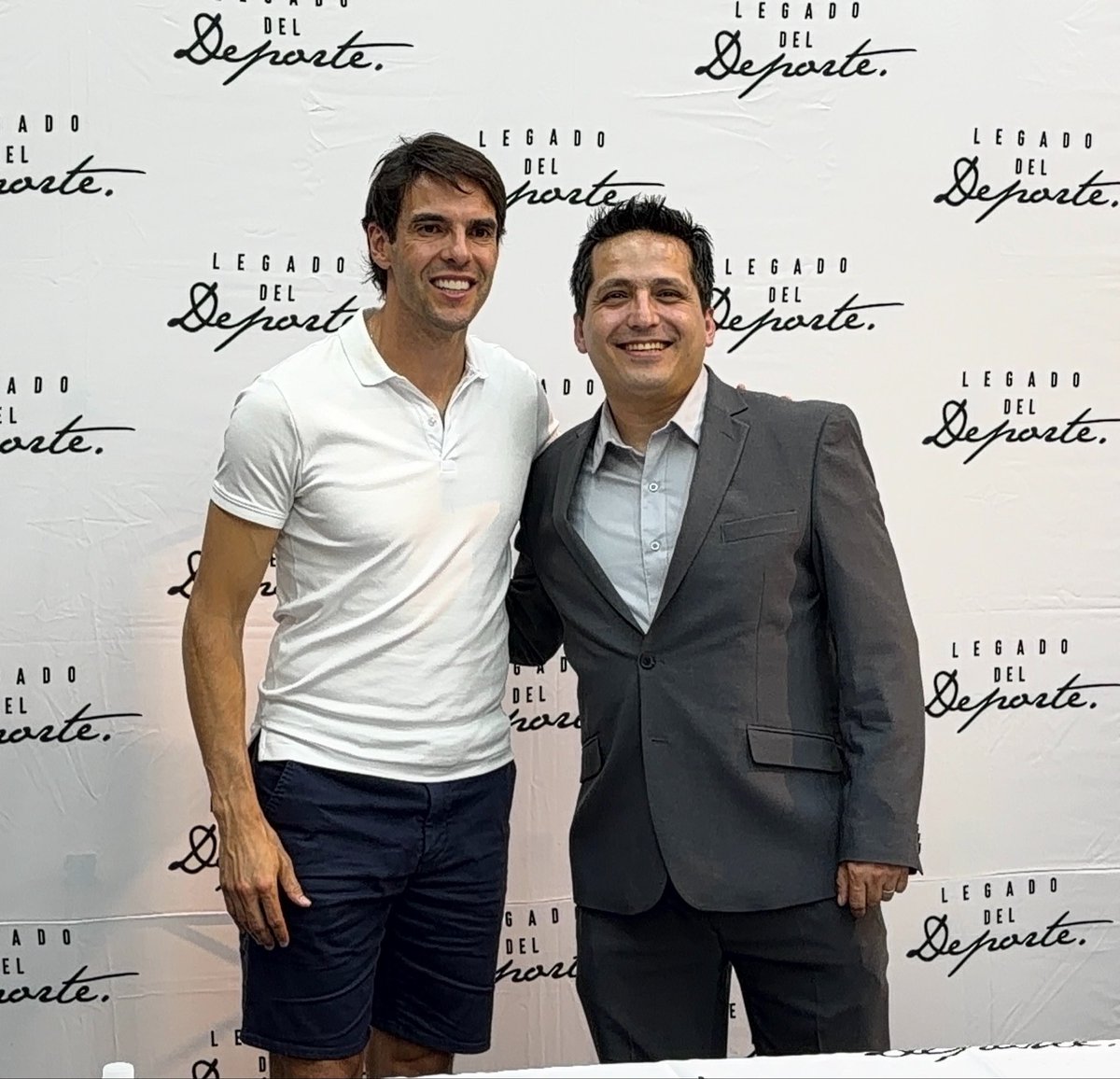 DamianX6's tweet photo. Hoy conocí a @KAKA y es uno de los días más felices de mi vida #Kaka https://t.co/PvHrGHYzV5