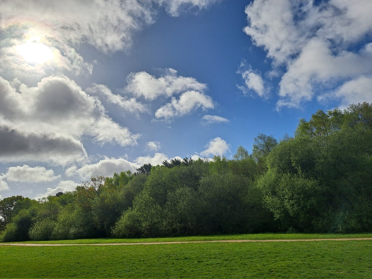 fionajroberts1's tweet image. Good morning from Dorset. A sunny day, so I plan to sit in the garden. Yesterday's sky in #Poole #StormHour