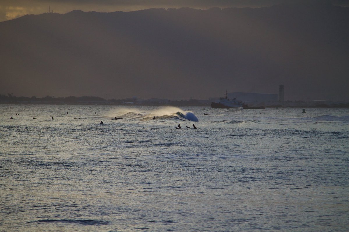 Kainoa808Strong's tweet image. #Canon T1i Canon 55-250mm STM 
#Surf #Sunset #Honolulu #Hawaii