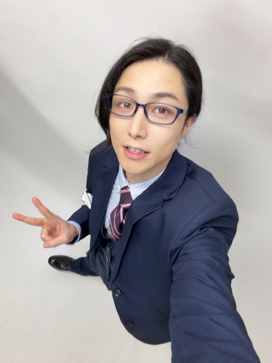 kuge_kyohei's tweet photo. たくさんのご予約ありがとうございます。約1ヶ月後が本番ですね。台本を読んでいる今の段階ですら、我々当事者家族としてはハラハラの、ハラハラです。とても心臓に悪いです。皆様におかれましては、他人事だからこそ、大いに笑ってもらえたらなぁ。と。当日、脳みそはお家に置いてきてくださいね。 https://t.co/818niLZVyL