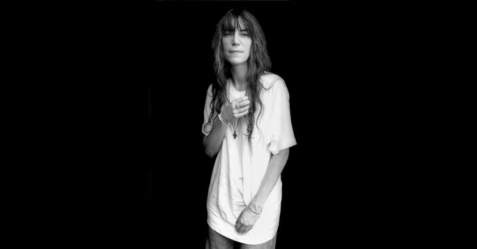 Dijo una vez Patti Smith: “No busques ser cool. Sé apasionado, sé comprometido, sé tú mismo. La autenticidad es más punk que cualquier chaqueta de cuero. Escribe, canta, crea, aunque nadie escuche. Porque el arte verdadero nace del alma, no del aplauso.”