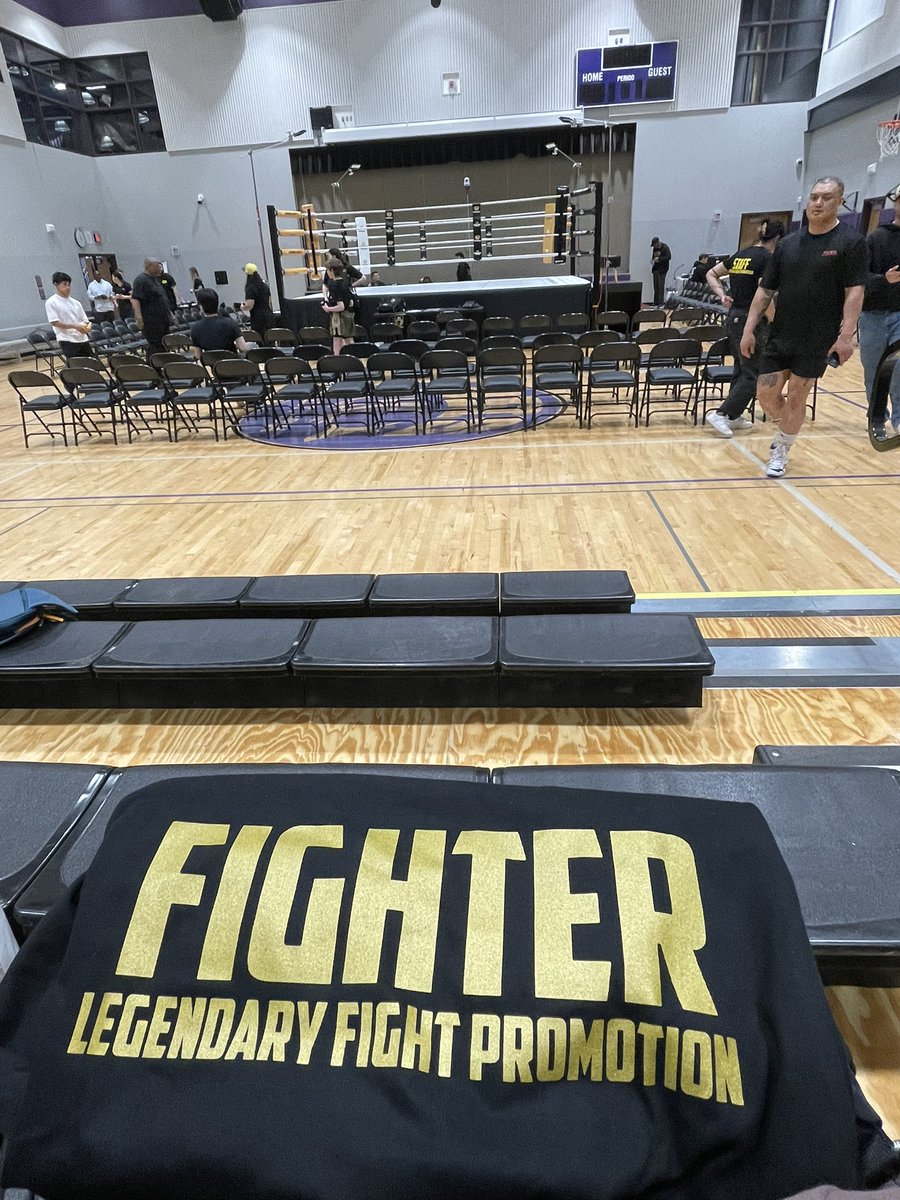 June_Zircon's tweet photo. Watching some good amateur fights with good company 🥊👏 
#sparwarz #legendaryfightpromotion #mma #muaythai #boxing https://t.co/3unVFK8KJy