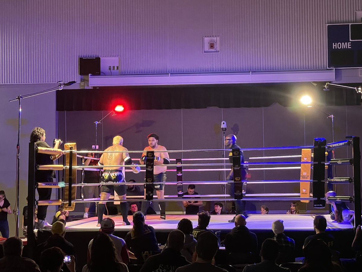 June_Zircon's tweet photo. Watching some good amateur fights with good company 🥊👏 
#sparwarz #legendaryfightpromotion #mma #muaythai #boxing https://t.co/3unVFK8KJy