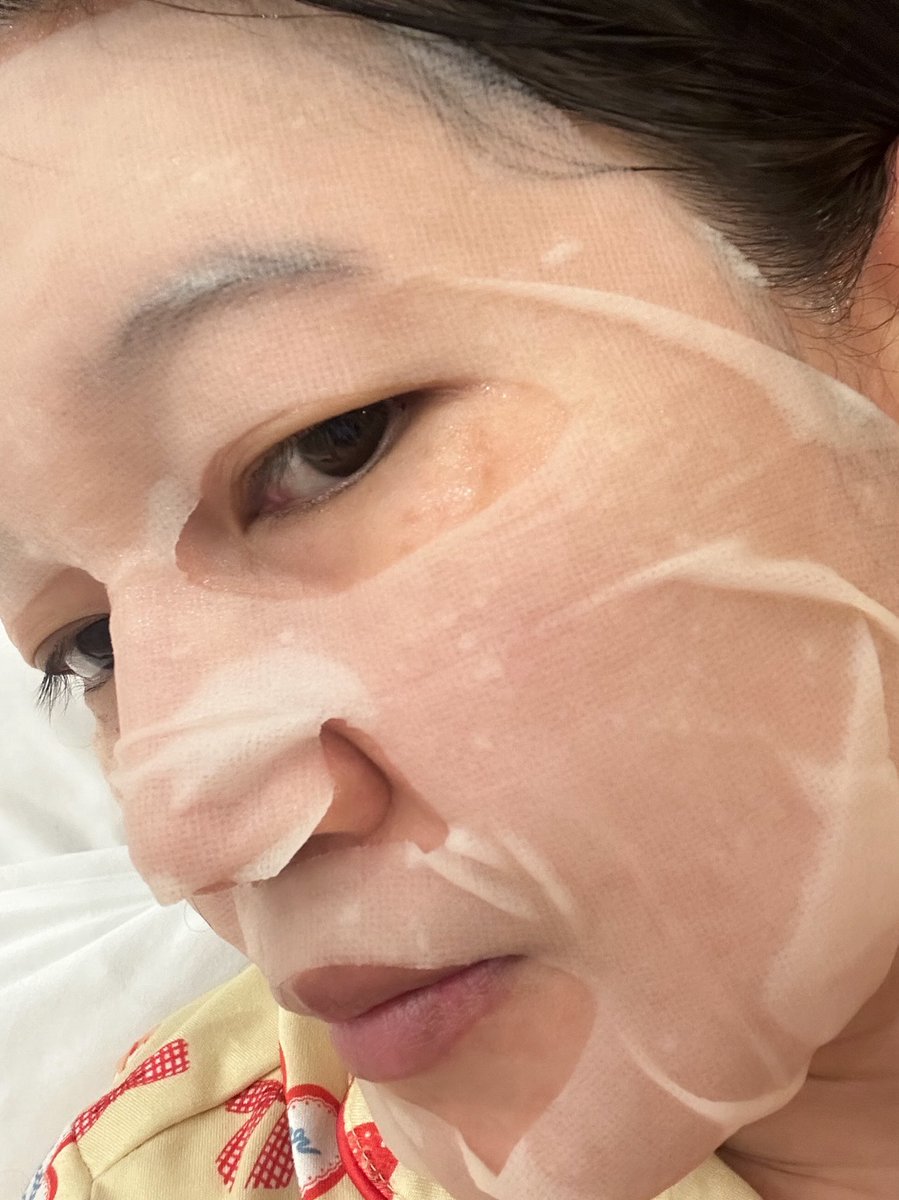 Chillviss's tweet photo. มาสก์ที่พกติดกระเป๋าตลอดช่วงนี้ MizuMi CICA Fuse Calming Mask สีเขียว คือของมันต้องมีจริง! ล่าสุดเอาไปทะเลด้วย โดนแดดทั้งวัน หน้าเริ่มร้อนๆ แดงๆ กลับมามาสก์คือดีขึ้นเลย ผิวเย็นลง สบายหน้ามากกก แถมช่วยลดสิว ผดเล็กๆ ก็ดูยุบไวขึ้น ไม่แสบ ไม่ระคายเคือง ใครผิวมัน/เป็นสิวง่าย แบบเรา แนะนำให้พกไว้เลย เป็น After sun mask ที่หยิบใช้บ่อยมากช่วงนี้ 

#MizuMi #CICAFusemask #มาสก์สิวผิวพัง #มาสก์หลังแดด