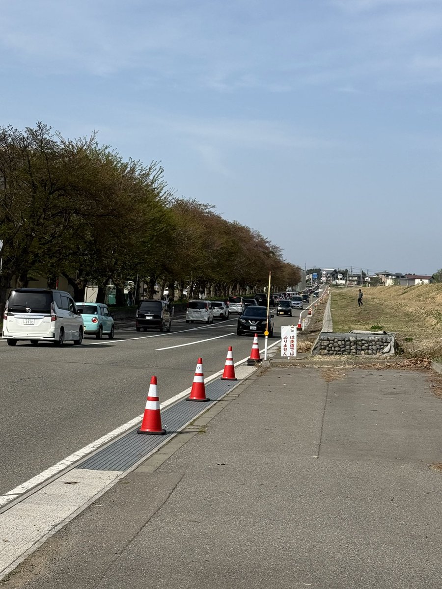 DiceKHanaco's tweet photo. ブルーインパルスの展示飛行終わって3時間半は経ったんだが、まだ大渋滞。
帰宅難民なう

#ブルーインパルス
#小千谷
#中越大震災復興記念祭 https://t.co/L17Tw6RHXk