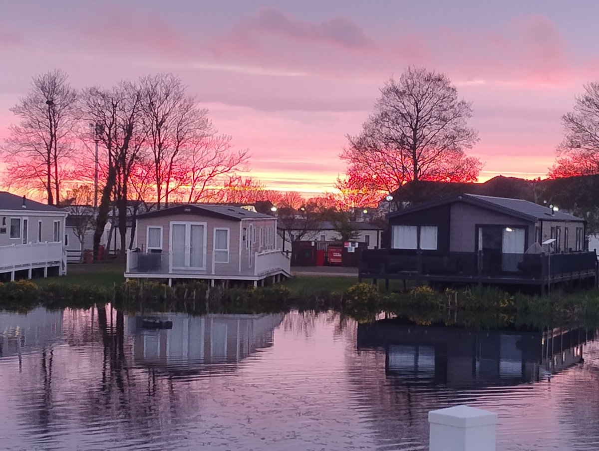 Julie27Rose's tweet image. Good morning Twitter X friends from South Wales, wishing you all a lovely Sunday.

Memories of a sunrise in Doniford Bay, my daughter's photo.

I'll be back later, it's a litter pick morning.

#goodmorning #Sunday #memories #sunrise #bekindalways