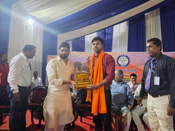 vishalkrshah009's tweet image. महात्मा गांधी प्रेक्षागृह, मोतिहारी में आयोजित Defence Research and Development Organisation (DRDO) की 4 दिवसीय प्रदर्शनी के समापन समारोह में डिफेंस कमेटी के चेयरमैन सह माननीय सांसद राधा मोहन सिंह जी के साथ सम्मिलित हुआ।
#DRDO #AtmanirbharBharat #Defence #MotiveToServe