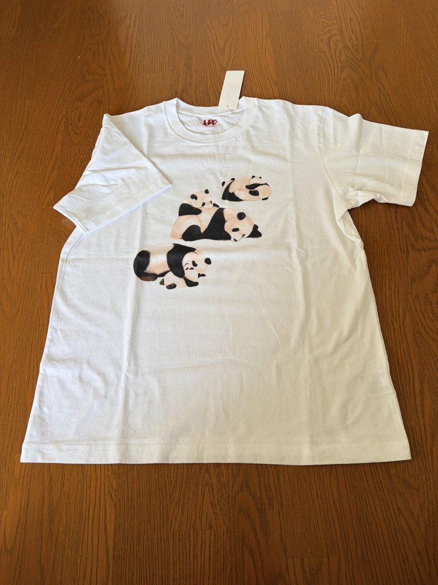 Mi_RiriSo's tweet image. 昨日作ったわたしのUTme！
🐼ちゃんTシャツ

たくさんの🐼から
いつまでもぽんくんとこんな感じの親子でいたいなと思っておくっつき親子🐼でデザインしました

あと、刺繍バッグも作ってきました
受け取りが5月5日以降
楽しみです☺️💕

 #すなやますなこ
 #UNIQLO
 #パンダ