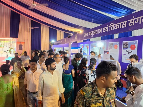 vishalkrshah009's tweet image. महात्मा गांधी प्रेक्षागृह, मोतिहारी में आयोजित Defence Research and Development Organisation (DRDO) की 4 दिवसीय प्रदर्शनी के समापन समारोह में डिफेंस कमेटी के चेयरमैन सह माननीय सांसद राधा मोहन सिंह जी के साथ सम्मिलित हुआ।
#DRDO #AtmanirbharBharat #Defence #MotiveToServe