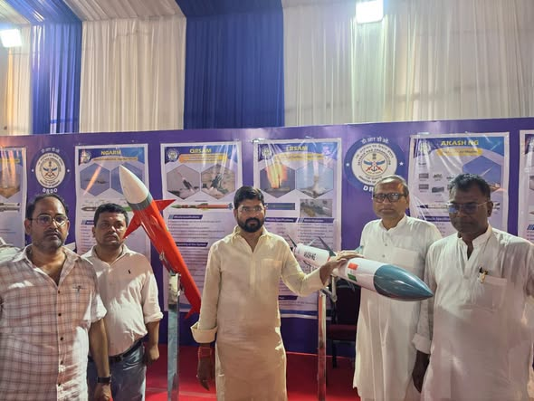 vishalkrshah009's tweet image. महात्मा गांधी प्रेक्षागृह, मोतिहारी में आयोजित Defence Research and Development Organisation (DRDO) की 4 दिवसीय प्रदर्शनी के समापन समारोह में डिफेंस कमेटी के चेयरमैन सह माननीय सांसद राधा मोहन सिंह जी के साथ सम्मिलित हुआ।
#DRDO #AtmanirbharBharat #Defence #MotiveToServe