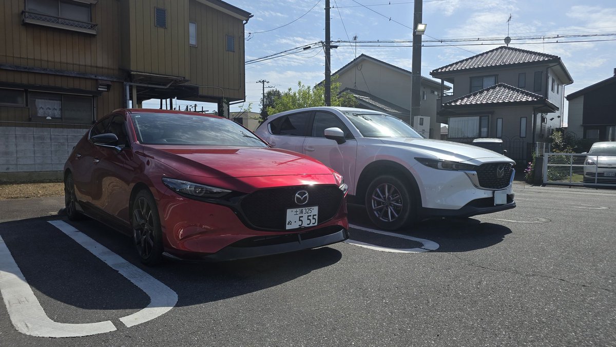 本日は、友人のCX-5を売却するため
お見送りに来ました😢(友人の足)

ちなみに、またMAZDA3バッテリー上がりまして
ディーラーでの査定だったため、ついでにMAZDA3の点検です😎

バッテリー交換してまだ1ヶ月ちょっと。
流石にやばいわ😱