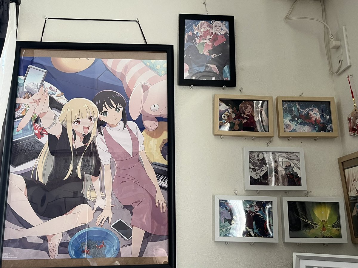 kaoruko_yu's tweet image. 飾り方上手くはないけど前回と前々回の特典のポストカードと #CUT の付録のポスター飾った☺️
後ろのカーテン、ワンピだからかぐやのシャツに麦わらの一味のマークが反射して写ってる🤣

#超かぐや姫