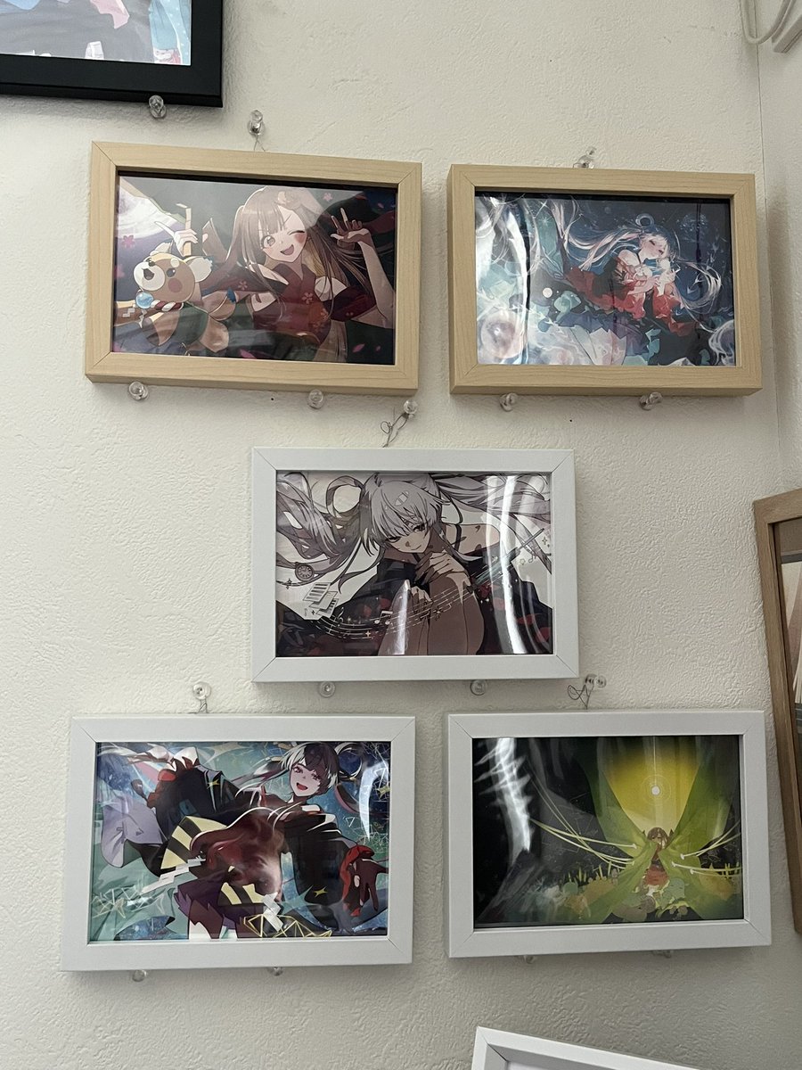 kaoruko_yu's tweet image. 飾り方上手くはないけど前回と前々回の特典のポストカードと #CUT の付録のポスター飾った☺️
後ろのカーテン、ワンピだからかぐやのシャツに麦わらの一味のマークが反射して写ってる🤣

#超かぐや姫