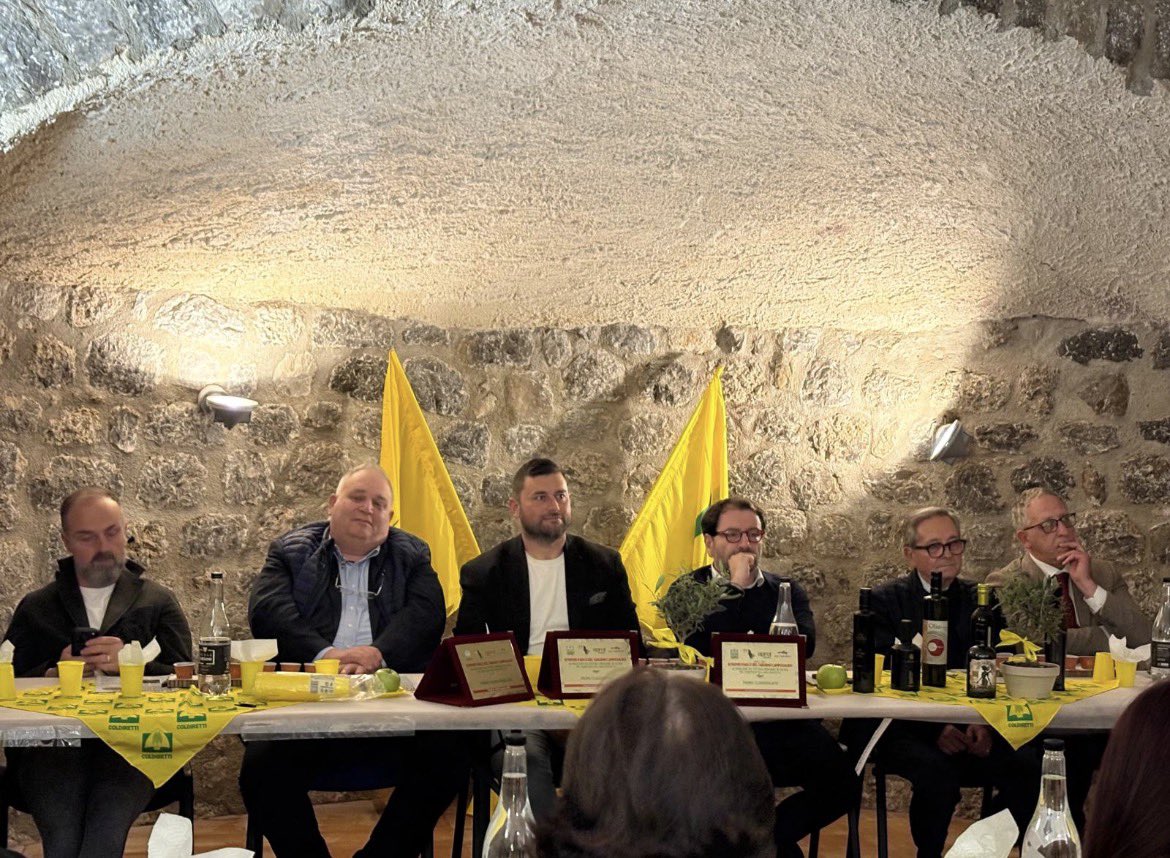 parcotaburno's tweet photo. Nella sala ‘Grotte’ della sede dell’Ente Parco si è tenuta la terza edizione del Premio Parco Del Taburno Camposauro.
Un incontro molto partecipato dove sono stati premiati alcuni oli extra vergini di oliva prodotti nell’area parco.
Un Grazie ad Aprol, Coldiretti e Gal Taburno https://t.co/5QpY68Ikhx