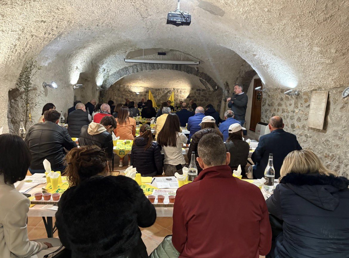 parcotaburno's tweet photo. Nella sala ‘Grotte’ della sede dell’Ente Parco si è tenuta la terza edizione del Premio Parco Del Taburno Camposauro.
Un incontro molto partecipato dove sono stati premiati alcuni oli extra vergini di oliva prodotti nell’area parco.
Un Grazie ad Aprol, Coldiretti e Gal Taburno https://t.co/5QpY68Ikhx