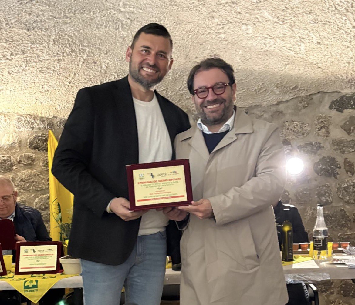 parcotaburno's tweet photo. Nella sala ‘Grotte’ della sede dell’Ente Parco si è tenuta la terza edizione del Premio Parco Del Taburno Camposauro.
Un incontro molto partecipato dove sono stati premiati alcuni oli extra vergini di oliva prodotti nell’area parco.
Un Grazie ad Aprol, Coldiretti e Gal Taburno https://t.co/5QpY68Ikhx