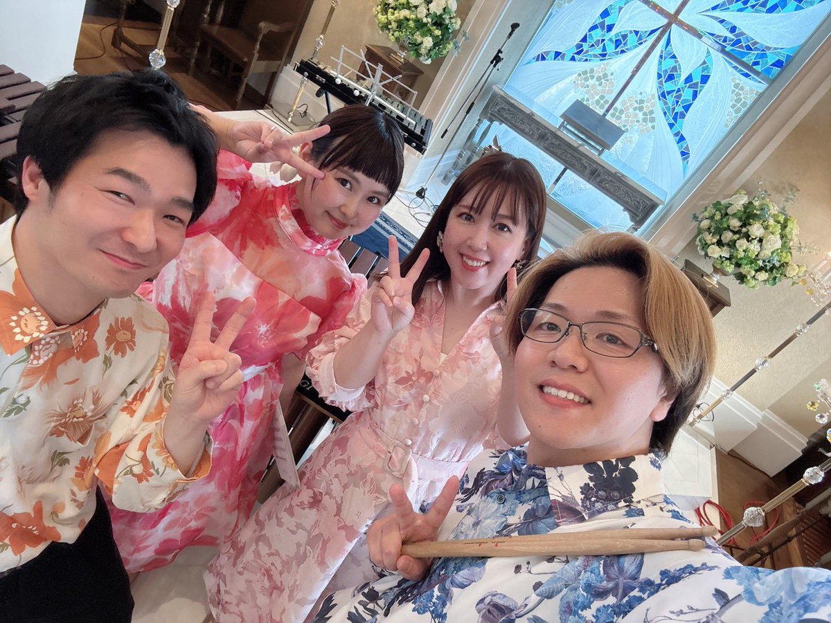 rythmission_5's tweet photo. 昨日。オークラ千葉ホテル南館6階チャペルTivoli(ティボリ)にて、『チャペル・リズム・パーティー！Rythmissionが織りなす”春のメロディー”』終演しました✨
コンサート前半はいつものツナギ衣装、後半はメンバーカラーの花柄衣装で春らしくお送りしました🌸 https://t.co/WVMOTmIDkB