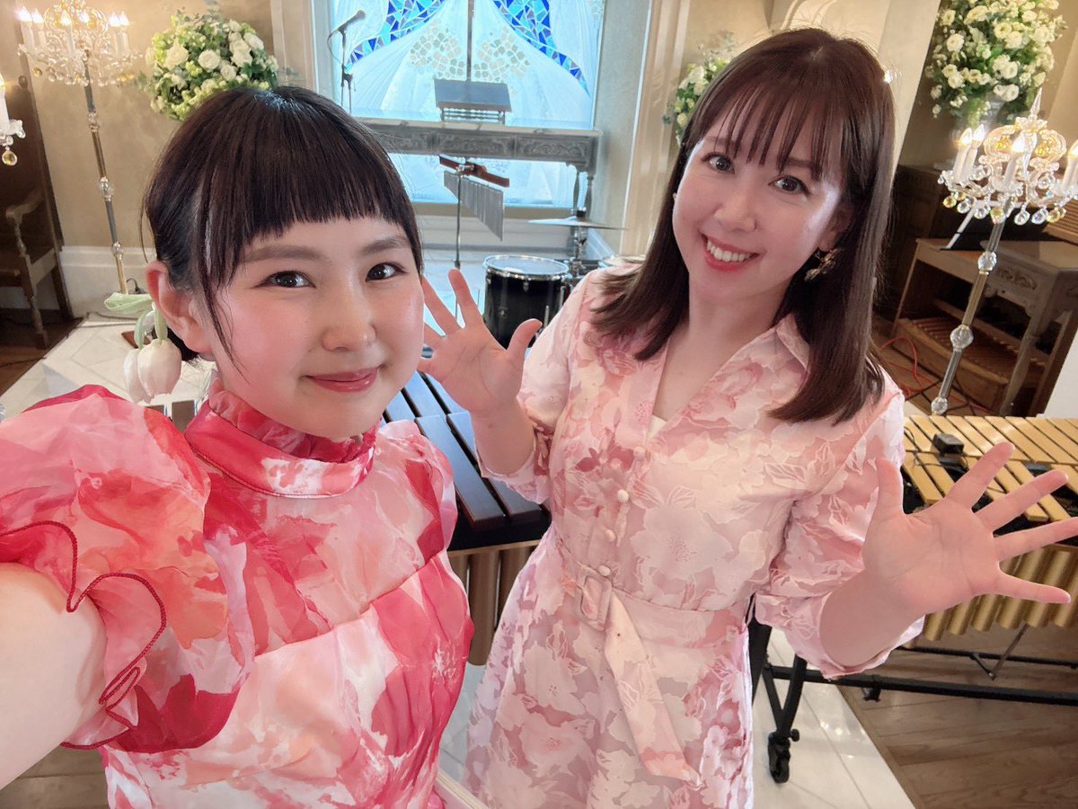 rythmission_5's tweet photo. 昨日。オークラ千葉ホテル南館6階チャペルTivoli(ティボリ)にて、『チャペル・リズム・パーティー！Rythmissionが織りなす”春のメロディー”』終演しました✨
コンサート前半はいつものツナギ衣装、後半はメンバーカラーの花柄衣装で春らしくお送りしました🌸 https://t.co/WVMOTmIDkB