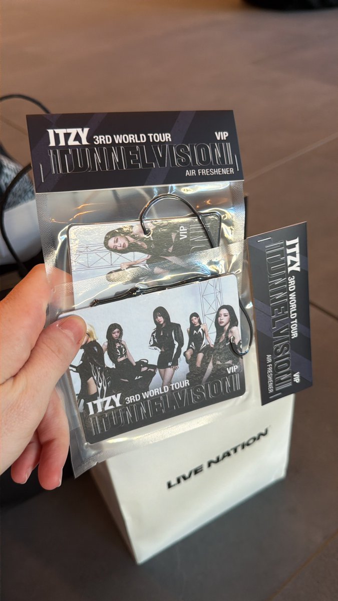 Got two ..?🫣
Is this normal?

#ITZY #MIDZY #있지
#ITZY_TUNNELVISION
#ITZY_TNVS
#ITZY_WORLD_TOUR
#ITZY_in_SYDNEY