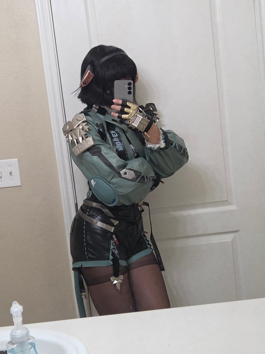 Hiichilua's tweet photo. Pictures I shared on discord, my Jane Doe cosplay came in!!!

I was REAL happy with how it all fit straight out the bag.

I plan on redoing my own tail, knives, and Metal props.

More pics when its closer to finished..! https://t.co/gRUSkoKi7a