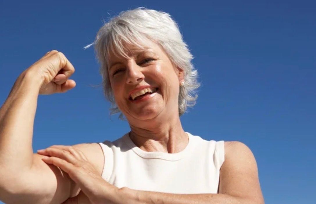 Dt_berries's tweet photo. 💪🔬 Can higher protein intake actually preserve muscle mass in aging patients?

Here’s what the evidence actually says. 👇
Sarcopenia — the age-related loss of skeletal muscle mass and function — is one of the most clinically underaddressed conditions in geriatric nutrition. As the global population ages, identifying effective nutritional interventions to preserve lean mass has become a critical priority. Protein supplementation has emerged as a leading candidate, yet clinical prescription thresholds remain inconsistently applied across settings.
─────────────────────
📋 STUDY OVERVIEW
─────────────────────
A 2020 meta-analysis published in Nutrients (Coelho-Júnior et al.) pooled data from 36 randomized controlled trials involving older adults, evaluating the effect of protein supplementation on muscle mass, strength, and physical performance compared to control groups.
─────────────────────
✅ KEY CLINICAL FINDINGS
─────────────────────
💪 Lean Mass — Significant preservation of skeletal muscle mass with protein supplementation vs. control.
🏋️ Muscle Strength — Meaningful improvements in handgrip strength and lower limb performance.
🎯 Threshold Effect — Benefits were most pronounced when intake exceeded 1.2 g/kg/day.
⚖️ Combined Intervention — Synergistic effect observed when supplementation was paired with resistance exercise.
─────────────────────
⚙️ PROPOSED MECHANISMS
─────────────────────
Protein supplementation supports anabolic signaling and attenuates muscle catabolism via:
→ mTORC1 pathway activation
→ Enhanced muscle protein synthesis (MPS)
→ Leucine-triggered anabolic response
→ Attenuation of age-related anabolic resistance
─────────────────────
⚠️ CLINICAL PERSPECTIVE
─────────────────────
Despite robust evidence, many inpatient settings still default to the outdated 0.8 g/kg/day recommendation. This meta-analysis reinforces the need to reassess protein targets in patients ≥65, distribute intake evenly across meals (≥25–30g per meal), and integrate physical activity when clinically feasible.

📚 Reference:
Coelho-Júnior HJ, Milano-Teixeira L, Rodrigues B, et al. Relative Protein Intake and Physical Function in Older Adults: A Systematic Review and Meta-Analysis of Observational Studies. Nutrients. 2018;10(9):1330.
DOI: 10.3390/nu10091330 | PMID: 30231580
#Sarcopenia #ClinicalNutrition #EvidenceBasedNutrition #Dietitian #GeriatricNutrition #ProteinIntake #MuscleHealth #MetaAnalysis #AgingWell #NutritionalTherapy #DietitianLife