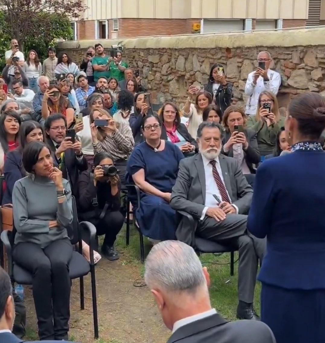 smaciasr's tweet photo. Patético es lo mínimo que se puede decir de la diferencia abismal entre la mega concentración que recibió ayer a @MariaCorinaYA vs la ridicula juntita de cuates morenos, trabajadores de la embajada lo mas seguro, que le fueron a besar las manos a  @Claudiashein. Fue el Mismo dia en España. Duele chair@s?