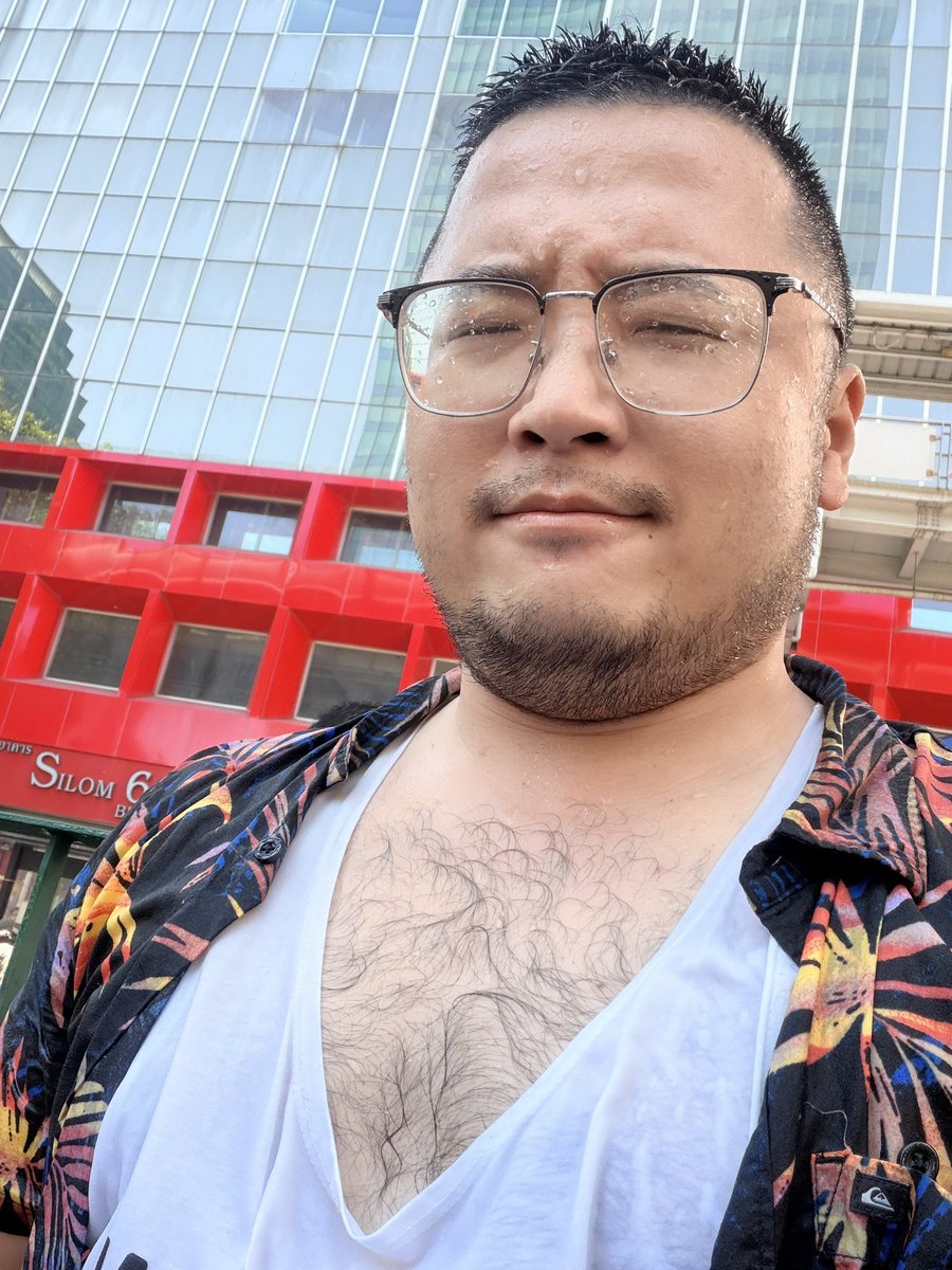 doomsday52151's tweet photo. 第一次去潑水節，也太好玩了，因緣際會下還跟喜歡的天菜🫪🫪🫪

明年潑水節再戰🙂 https://t.co/pK0pVouD0y