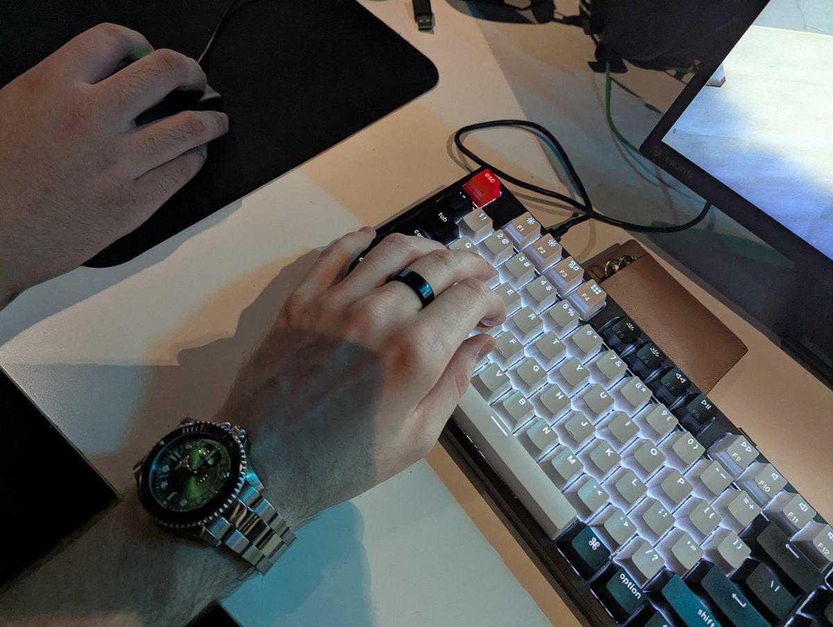 kohakudoori's tweet image. playing video games at the pc Cafe #eboy 中国政府拥有我I LOVE VALORANT请救救我