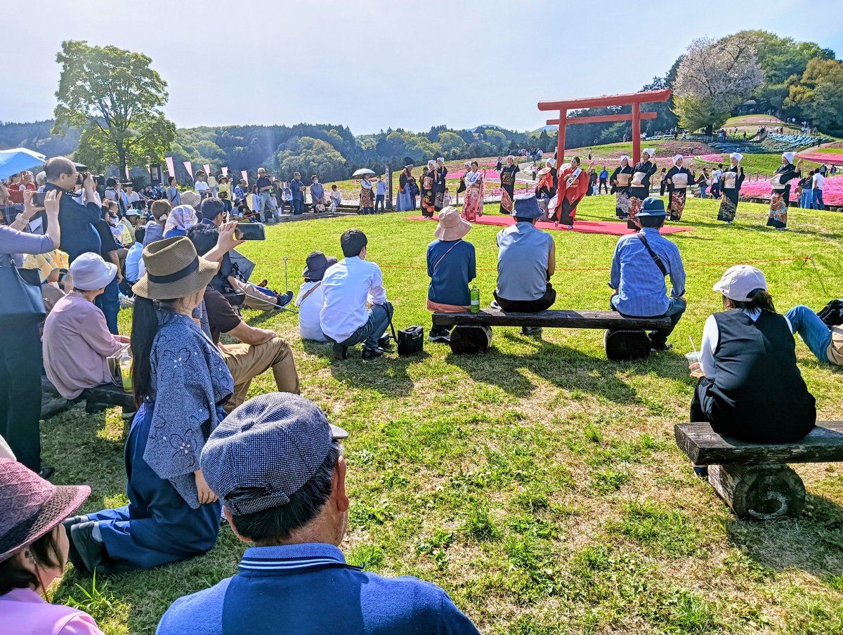 ShibaMisato's tweet photo. 【🦊大入御礼🦊】
大勢のお客様にご来園いただきありがとうございました😊
２回目の公演も大盛況‼️
非日常を体験したお客様からは「お花に花嫁さんが映えてきれい」「きつね姫のダンス可愛い」などの声を頂きました。
お花の見頃もあとわずか。
是非お早めにご来園ください😊 https://t.co/umNAvNF4si