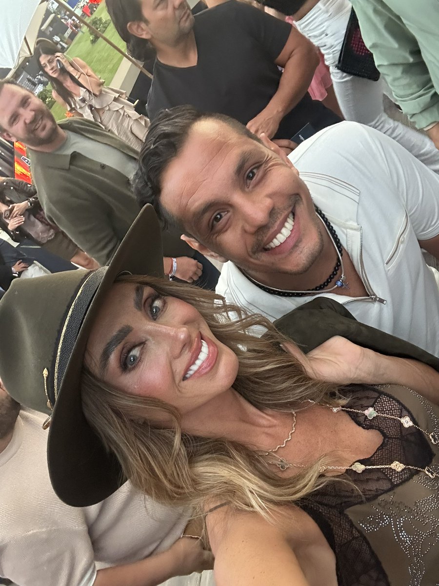 Siempre se siente la magia en cada abrazo 💖✨ <a href="/Anahi/">Anahi</a> 
6 años después, tuve la dicha de decirte a los ojos, G R A C I A S 🥹 

18.04.26 #ParaSiempre