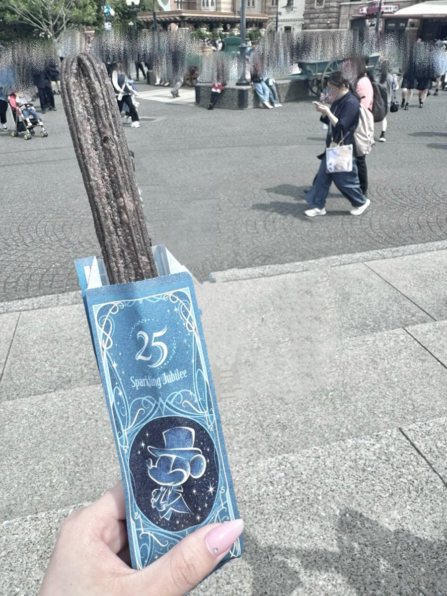 mmus_18's tweet photo. 25周年のクッキー＆クリームのチュロス甘すぎなくて美味しすぎた✨️ でも買うまでに40分以上かかったから今はモバイルオーダーがおすすめです💞 https://t.co/ikFNBLFdfu