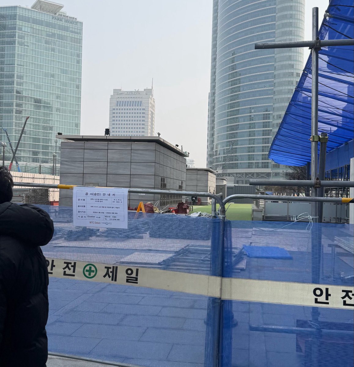 doyoiz's tweet photo. so apparently they’re actually taking away the sm hand print wall at coex mall 😭 i remember walking past last month and seeing all the construction but according to someone’s tiktok, a guard said they took them all off ☹️ https://t.co/dfyBXOLWeY