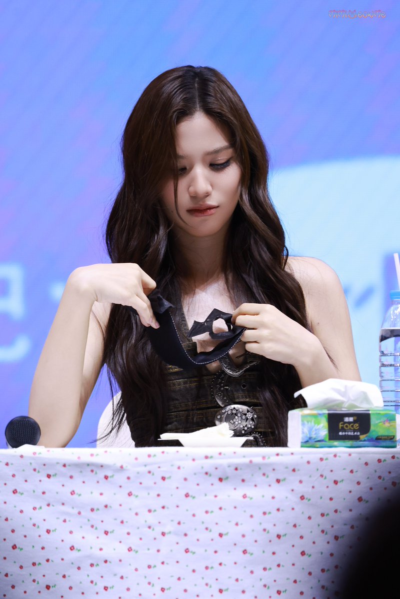 мιмιмєσωмє ≽^-⩊-^≼ tweet media