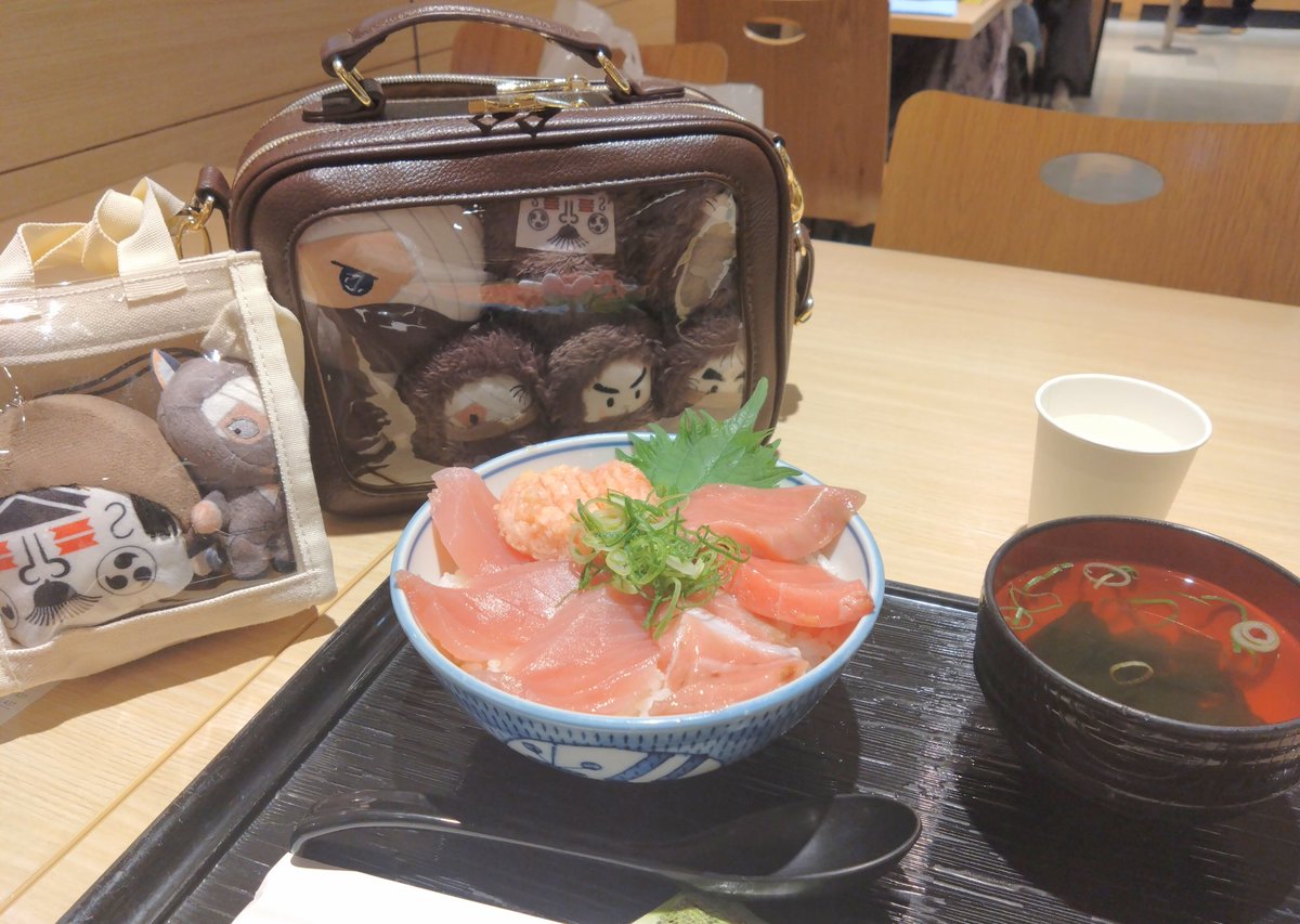 仕事終わりに入院に必要なの買ってからのフードコートでお昼〜😆