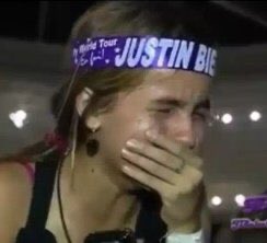 JUSTIN SINGING HOLDING FANS HANDS DSLFJLSF