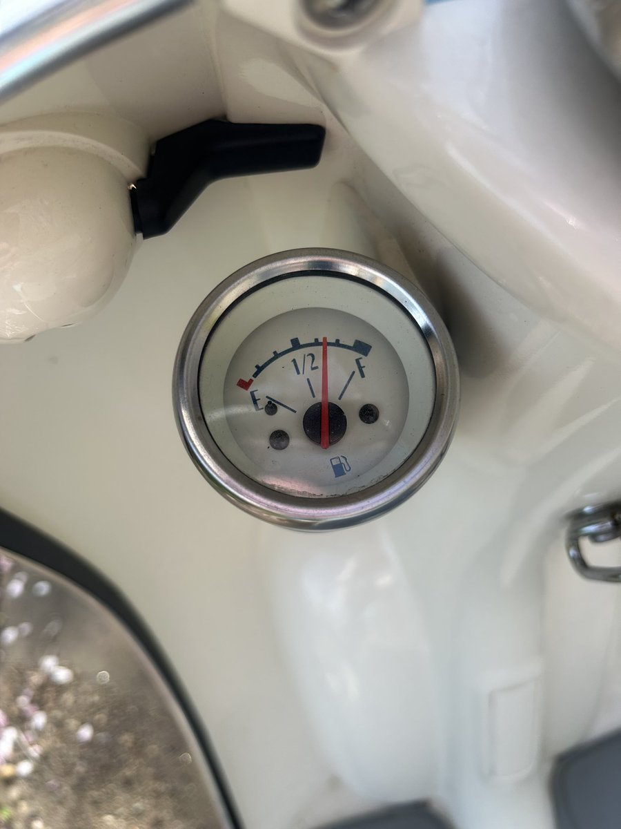 vino_kitty_5au's tweet image. 家を出た時はガソリンの針が1番上だったのに、下がり始めたら一気にここまで針が下がった💦
さすが28年前の高燃費エンジン😅
#ヤマハ
#ビーノ
#ハローキティバージョン