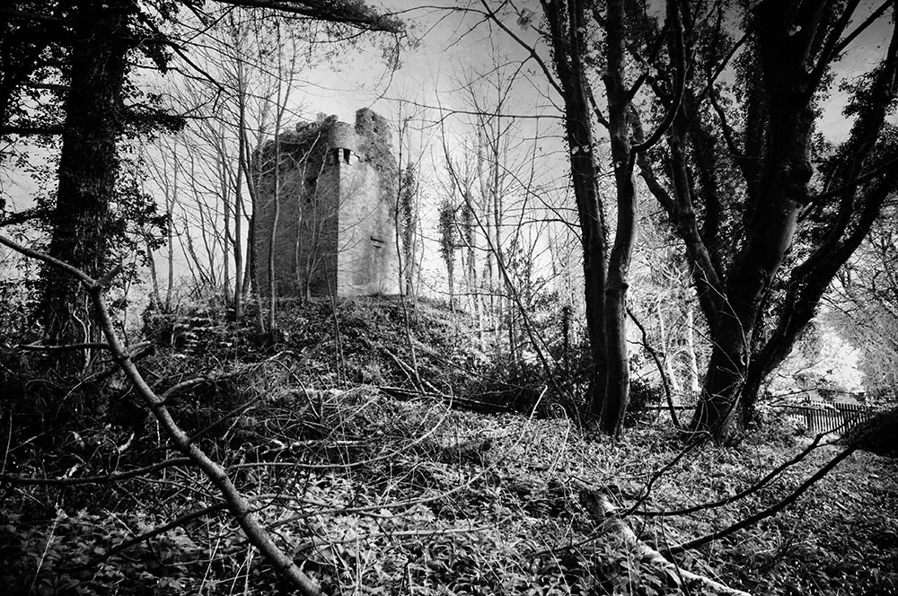 DarkGalloway's tweet image. Myrton Castle in the Machars of Galloway. Former home of the McCullochs and the Maxwells, built in the late 15th/early 16th C on the site of a wooden tower and motte.
#blackandwhitephotography #Scotland #Galloway #SouthernScotland