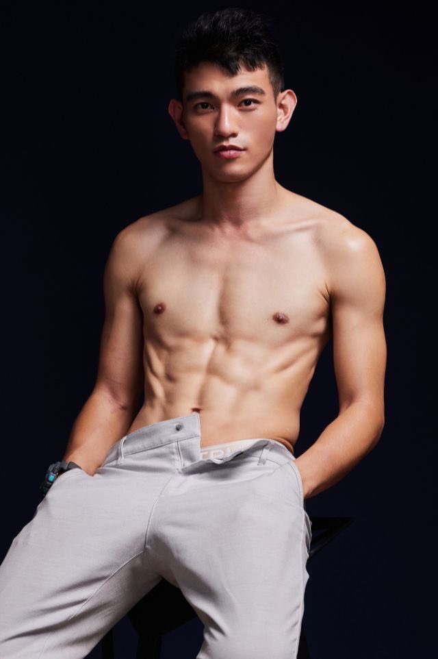 Taipeispagent's tweet photo. Taipei Spa Gent 的 B 師傅照

31歲 173cm 66kg 身材精壯，腹肌線條明顯，面孔有男子氣概，微笑時很明朗，按摩已有三年以上的經驗，並擁有良好的英文溝通能力。

平常是認真工作的樣子  
另一面，是專注讓人放鬆🙂

台北｜男士SPA  |  夜間服務｜預約制  

有需要可以私訊
#gayspa #menspa #massage https://t.co/Y1ljHBgQaV